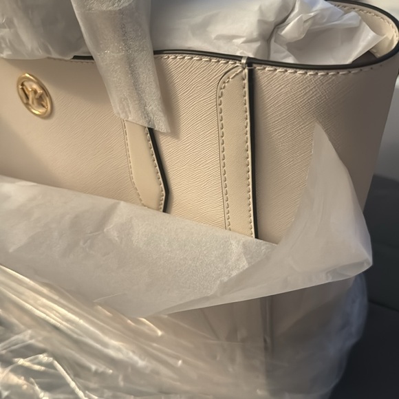 MK -NWT, plastic and dust bag. Light Cream color. - Picture 4 of 5